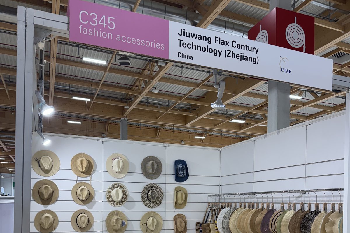 Texworld Paris 2026 的 C345 展位全景，帽墙上方是 Jiuwang Flax Century Technology 展位牌。
